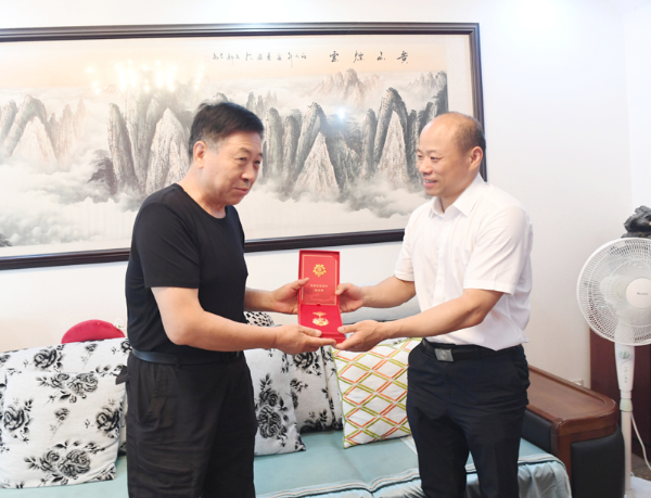 7月1日，市局组织开展“七一”走访慰问老党员活动。